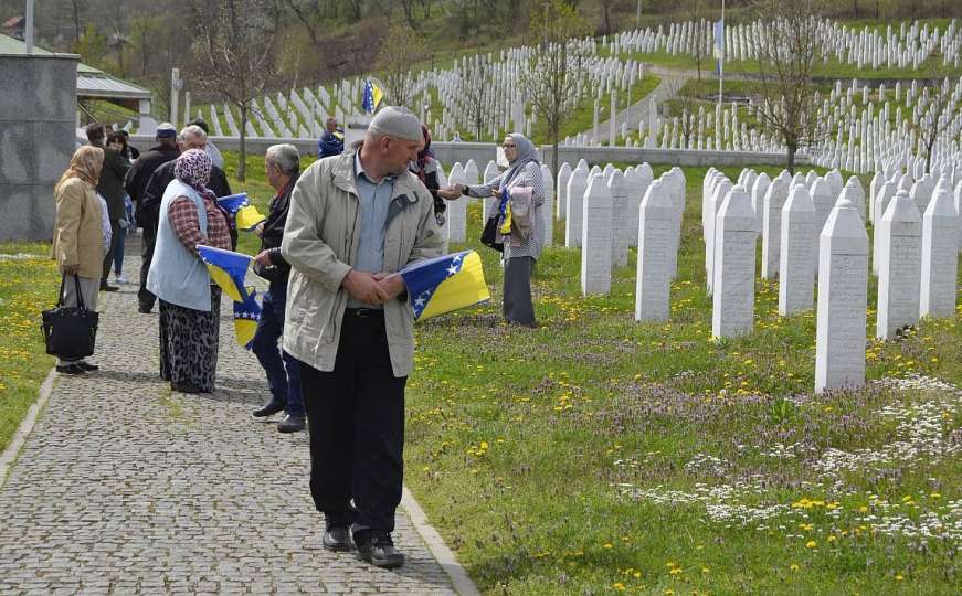 Bivši logoraši posjetili Potočare: Obaveza svih je dolaziti u Srebrenicu
