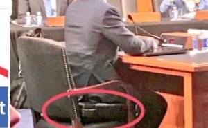 Otkriven detalj: Zuckerberg tokom saslušanja satima sjedio na jastučiću 