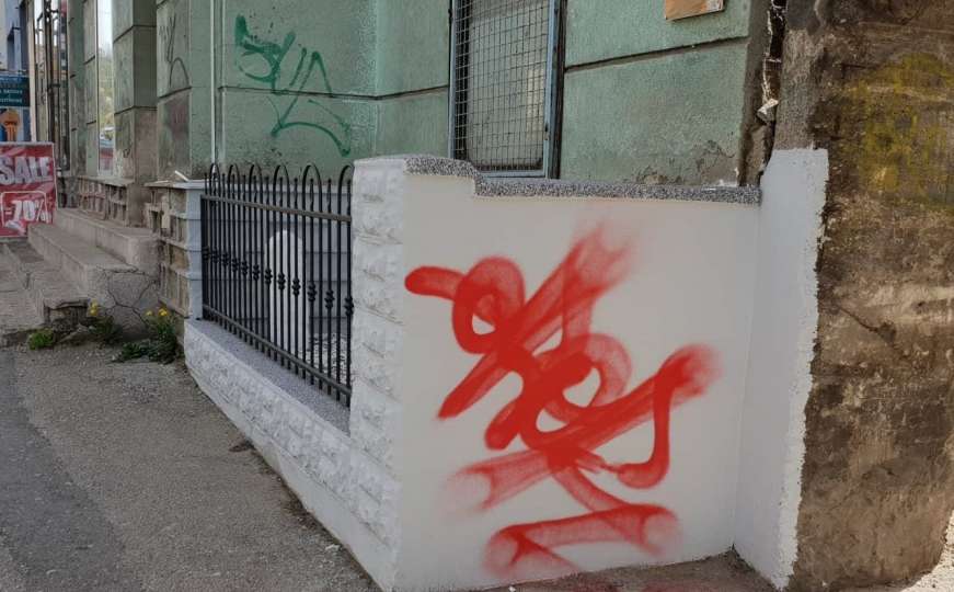 Vandalizam u centru Tuzle: Grafitima oskrnavili tek obnovljeni šehidski mezar