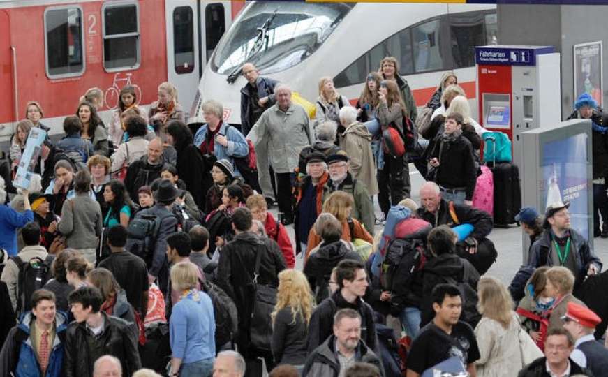 Šok u Njemačkoj: Muškarac oteo dječaka roditeljima i iskočio s njim pod voz 