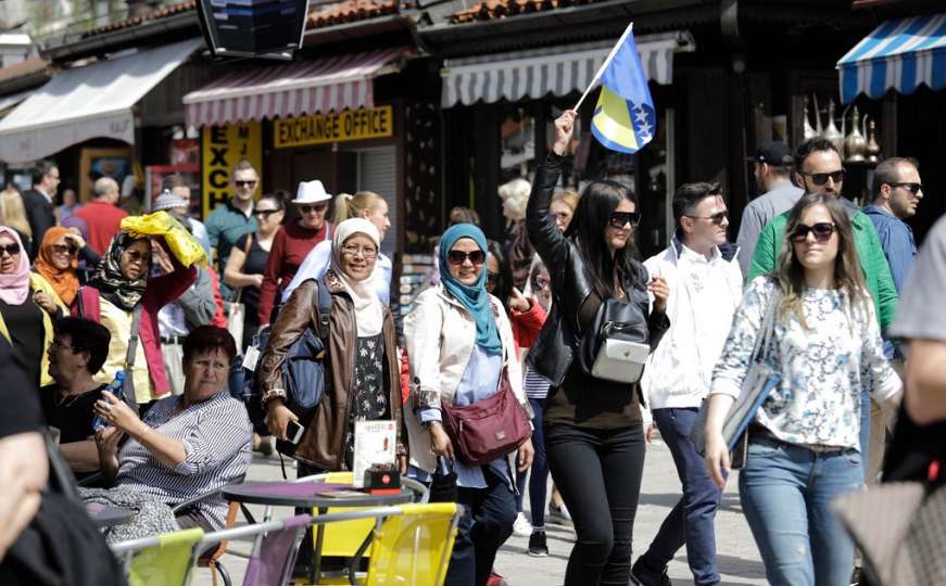 Proljeće je stiglo: Sunce izmamilo građane i turiste na ulice Sarajeva