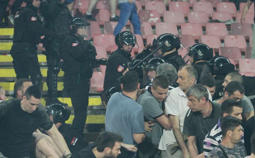 Scene haosa u Beogradu: Navijači rušili ogradu, "Grobari" bježali od "Delija"