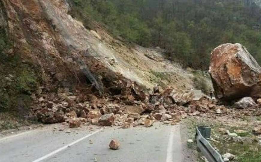 Obustava saobraćaja: Velika stijena obrušila se na put Sarajevo - Foča
