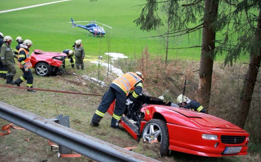 Stravičan udes u Austriji: Ferrari F355 prepolovljen, dvoje mrtvih