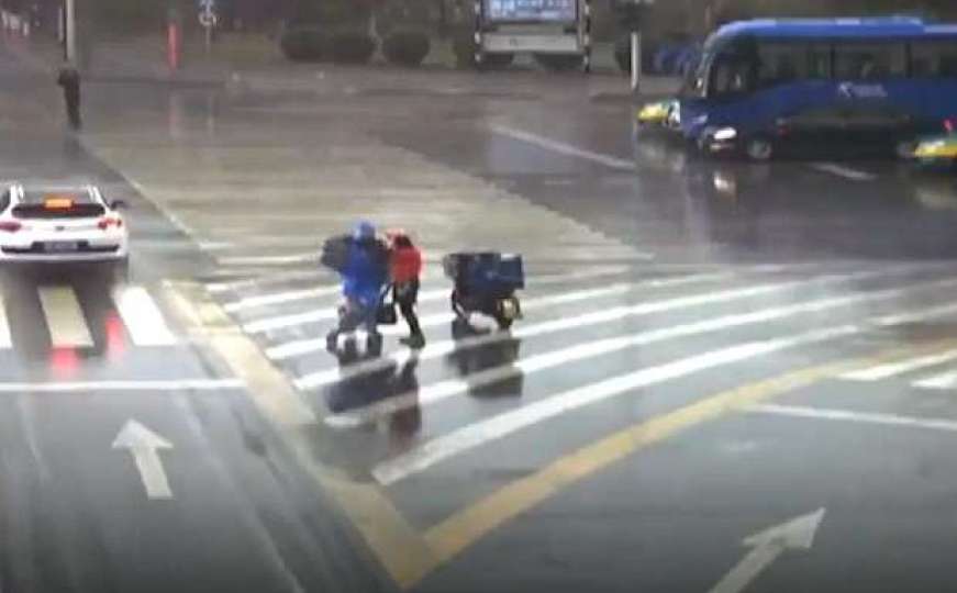 Dostavljač u Kini skinuo kabanicu kako bi zaštitio bebu od kiše 