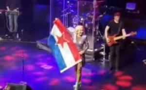 "Kome smeta, neka pati": Lepa Brena na koncertu mahala zastavom SFRJ