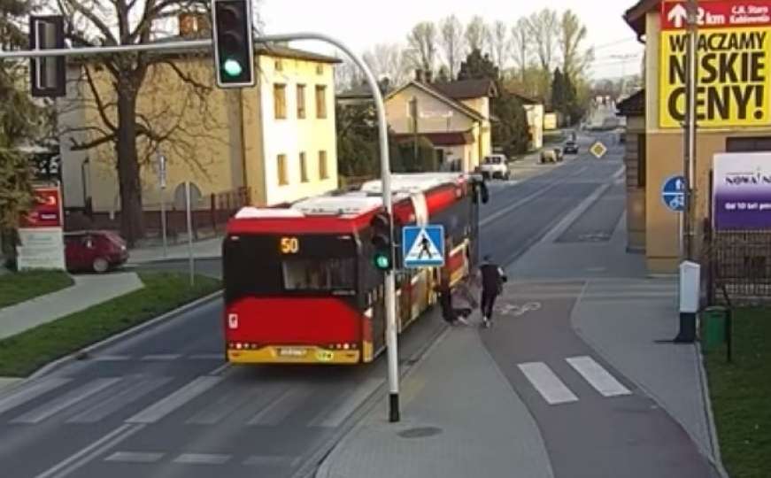 Uznemirujući snimak: Tinejdžerka gurnula prijateljicu pod točkove autobusa