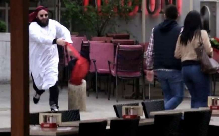 Bizarna promocija kafića: Muškarac obučen kao Arap bacao ruksak među ljude