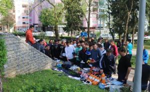 Bez reakcije nadležnih: Sve više migranata u Velikoj Kladuši, građani donose hranu