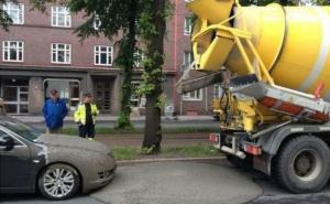 Bosanac izazvao haos na austrijskoj cesti: U vožnji istresao beton iz mješalice
