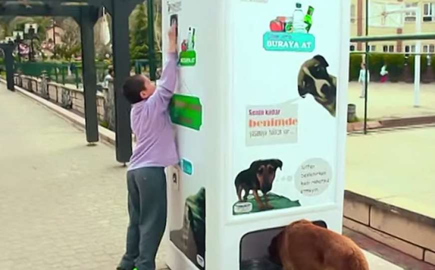 Genijalna mašina: Plastičnu ambalažu mijenja za pseću hranu i vodu