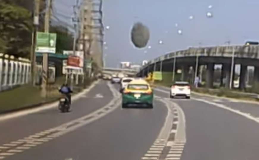 Ličilo je na NLO: Misteriozni objekt s neba pao na cestu i šokirao vozače