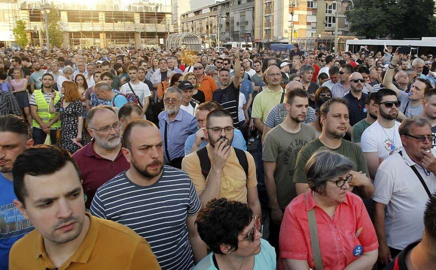 "Lopovi, ne damo aerodrom": Vučića u Nišu dočekali najveći protesti