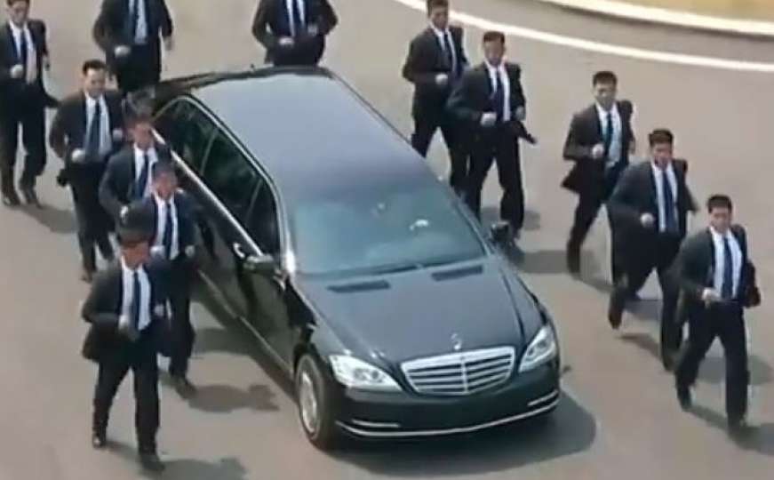 Dvanaest tjelohranitelja Kim Jong-una trči pored njegovog vozila