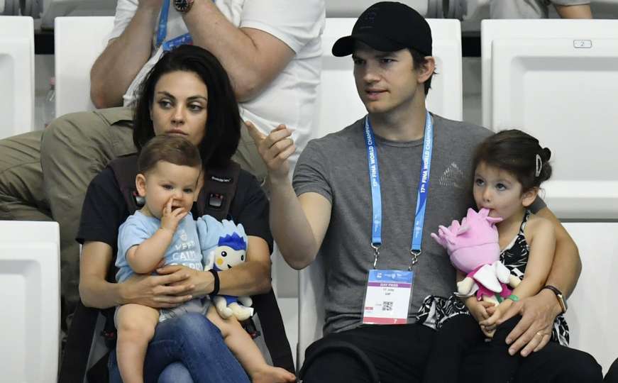Roditelji za poželjeti: Mila Kunis i Ashton Kutcher uživali u igri s djecom