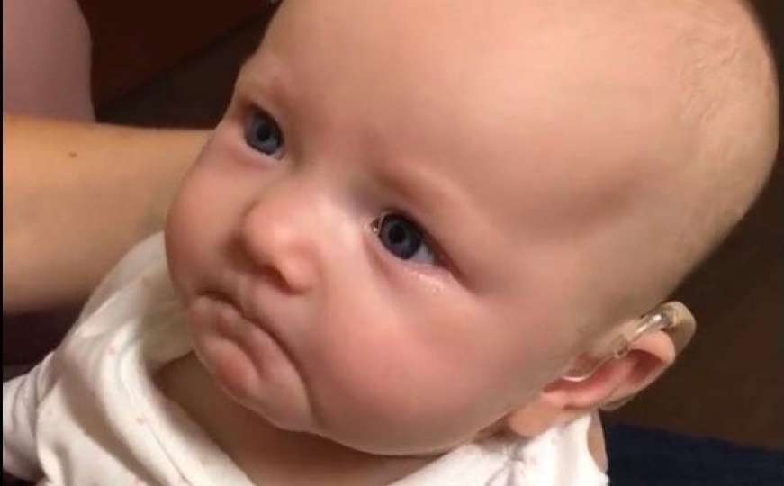 Dirljivi video: Gluha beba prvi put čuje glas svoje majke 