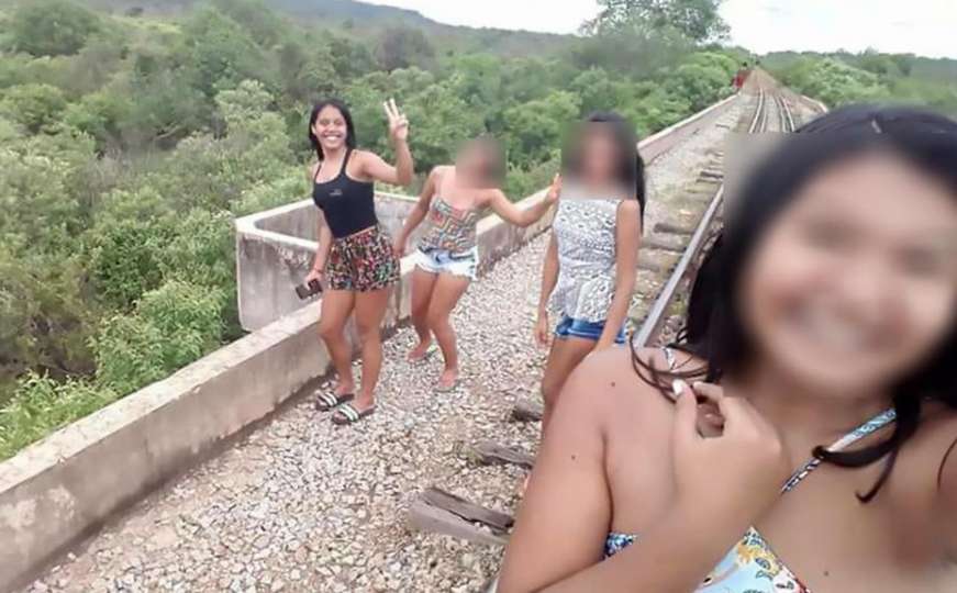 Tri djevojke pravile selfie, a potom se most ispod njih urušio i propao 