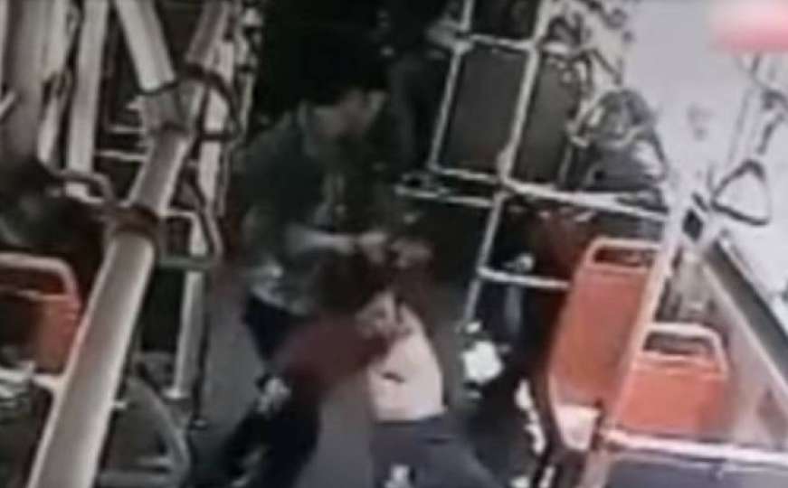 Putnik u Kini bacio sedmogodišnjaka na pod i skakao mu po glavi