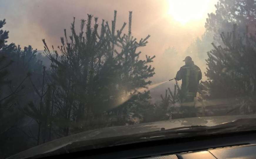 Veliki požar kod Konjica: Približio se kućama, sumnja se da su uzrok varnice voza