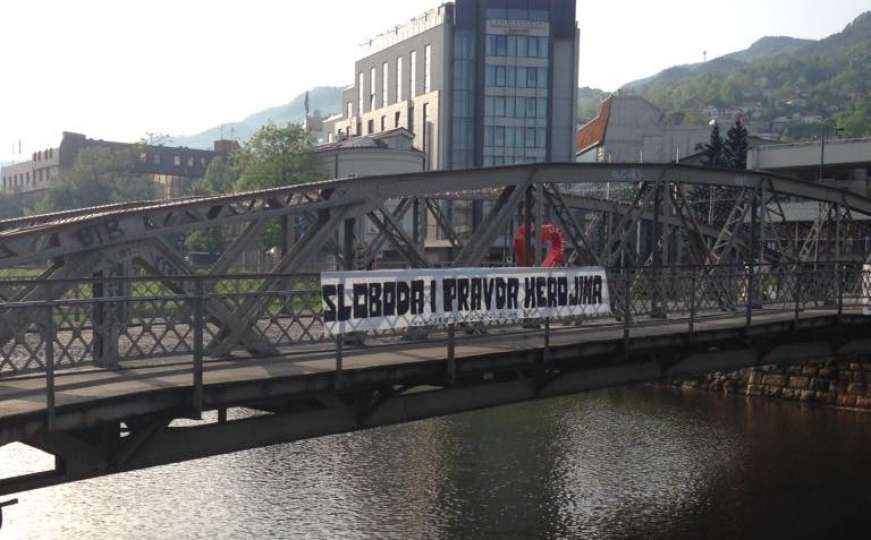 Na Eiffelovom mostu u Sarajevu osvanuli plakati "Sloboda i pravda herojima"