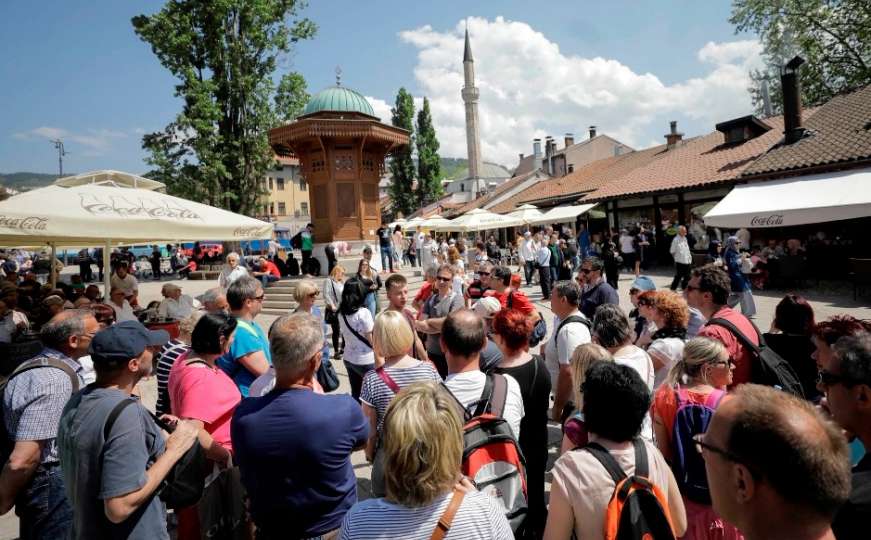 Strani turistički vodiči, bez edukacije i znanja, vode turiste po Sarajevu 