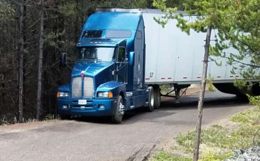Vozač se izgubio u šumi s kamionom punim čipsa, ali nije otvorio nijednu kesicu