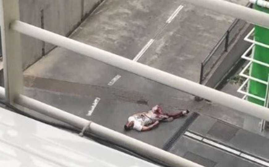 Strašan snimak: Krvavi mladić leži na ulici u Splitu, traži pomoć 