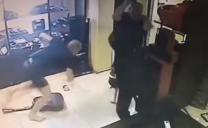 Drama u zalagaonici: Radnici se odbranili od pljačkaša koji ih je napao čekićem