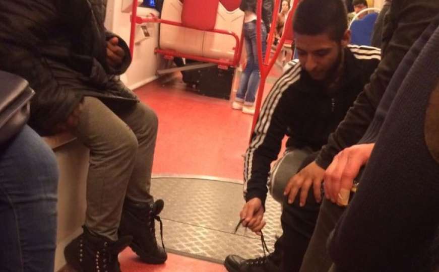 Humana gesta u tramvaju: Mladić bosonogom dječaku Sirijcu poklonio svoje cipele