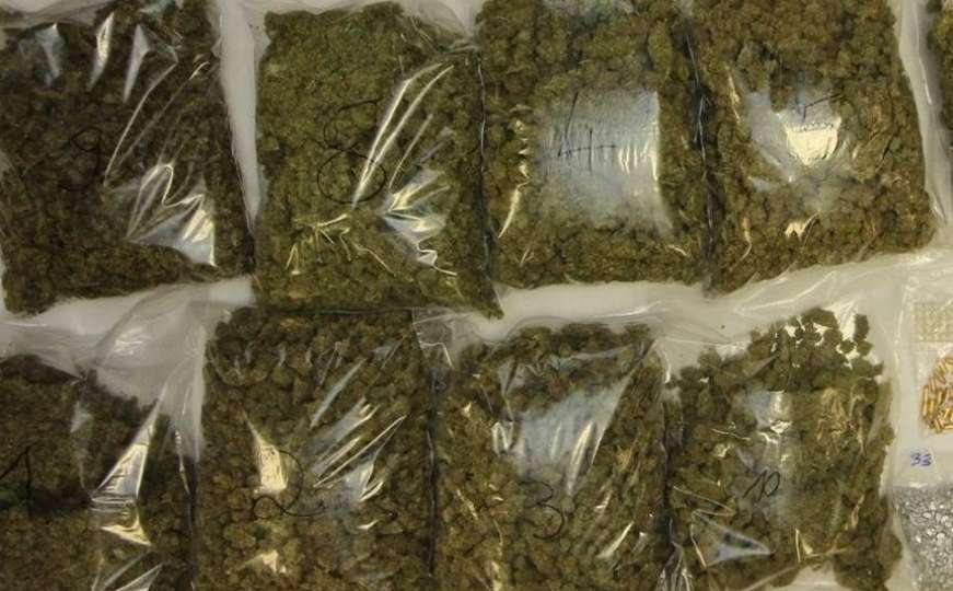 GP Klek: Državljanin BiH sakrio 7,5 kg marihuane u bočna vrata automobila