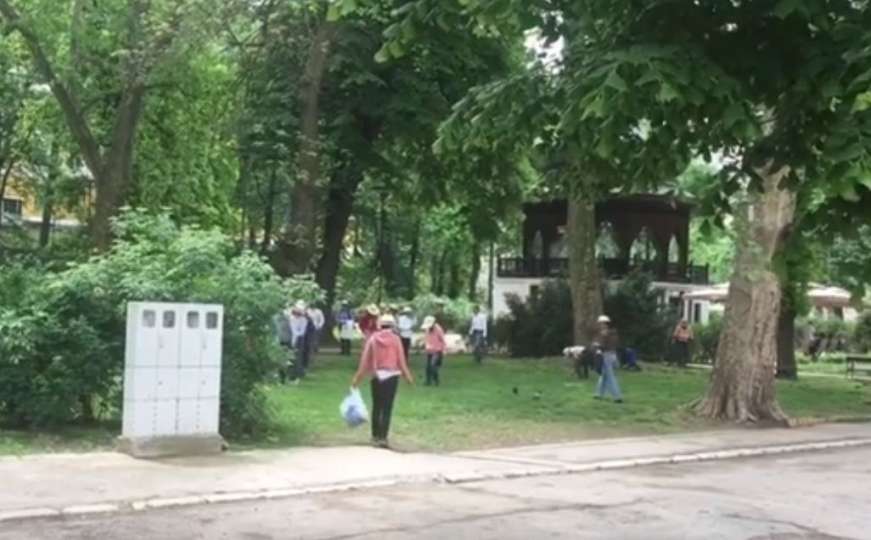 Turisti čiste smeće iz sarajevskog parka At Mejdan 