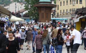 Šetnja ulicama Sarajeva: Grad pun turista koji uživaju u znamenitostima 