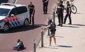 Holandska policija ranila i uhapsila napadača koji je nožem izbo tri osobe