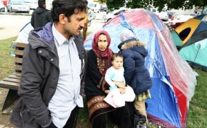Improvizirani kamp: U parku kod Vijećnice migranti postavili 30-ak šatora 