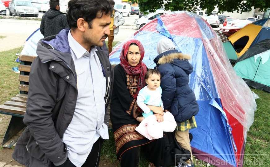 Improvizirani kamp: U parku kod Vijećnice migranti postavili 30-ak šatora 