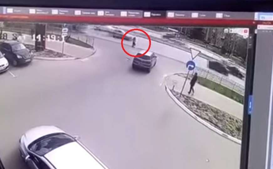 Uznemirujući snimak: 82-godišnja starica na pogrešnom mjestu prelazila cestu