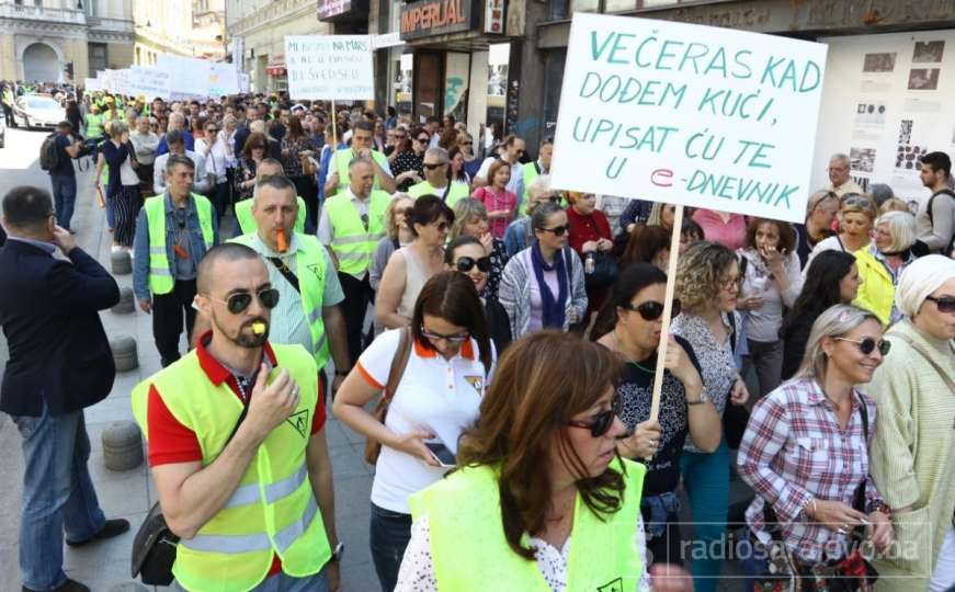 Više hiljada nastavnika na ulicama: Ne želimo mjere štednje ni novčane kazne