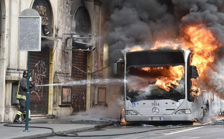 Eksplodirao autobus u centru Rima, turisti promatrali strahoviti prizor