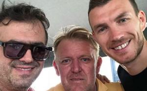 Zanimljiv opis fotografije: Trifunović sa selektorom i kapitenom Zmajeva