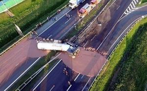 Kakva šteta: Na autoputu se prolilo 15 tona tekuće čokolade