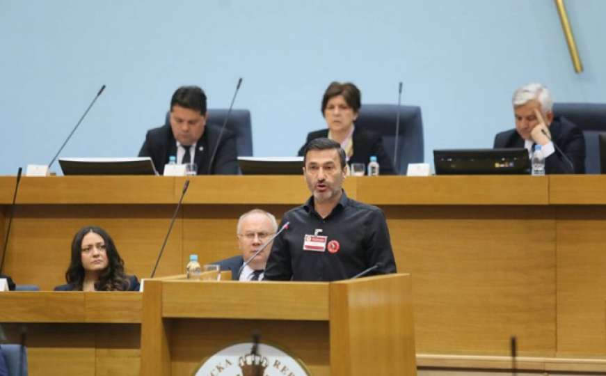 Burno u Skupštini RS-a: Davor Dragičević za govornicom govorio o ubistvu svog sina
