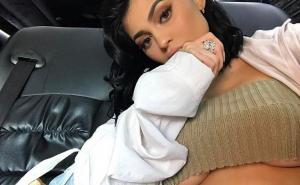 Tri mjeseca nakon poroda: Kylie Jenner pokazala besprijekornu i seksi liniju