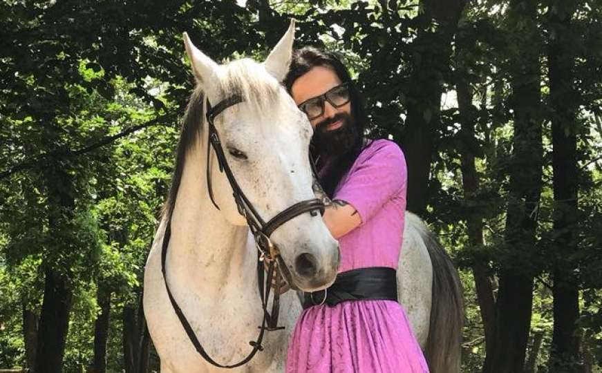 Božo Vrećo u novoj haljini oduševio fanove: Konji su od malena moja ljubav