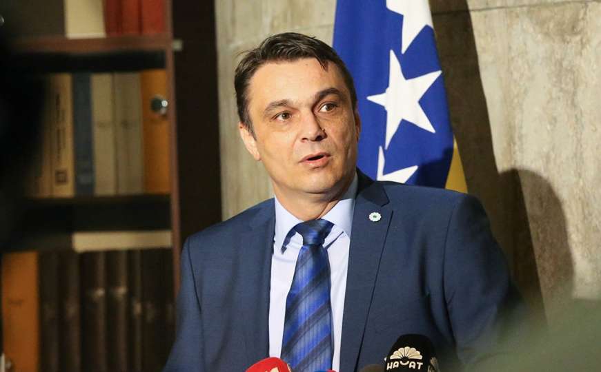 Ahmetović: Hitno moramo formirati operativni štab i kontrolirati priliv migranata