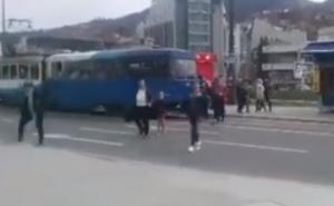 Svakodnevno rizikovanje života: Pretrčavanje ulice u Sarajevu 