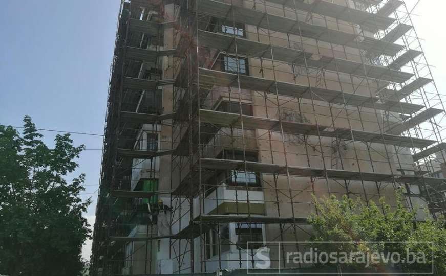 Utopljavanje "Pancirke": Počela sanacija fasade zgrade na Dobrinji
