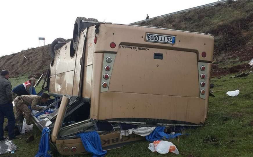Autobus sletio s puta i prevrnuo se: Četvero mrtvih, pet osoba u kritičnom stanju