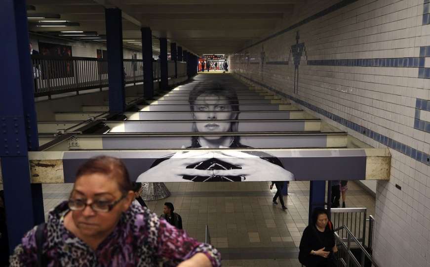 U čast rock ikone: Njujorška metro stanica ukrašena fotografijama Davida Bowieja