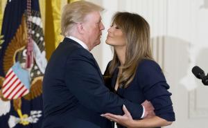 Melania nadahnutim govorom o majčinstvu "zaradila" poljubac od Trumpa