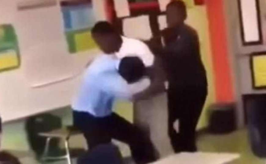 Profesor pretukao učenika tokom nastave u SAD-u, bacao ga preko stolova